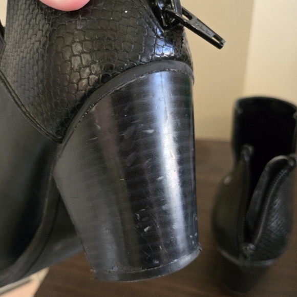 ✨ Vera Wang Black Ankle Boots – Chic & Effortless Size 7 - Picture 5 of 8